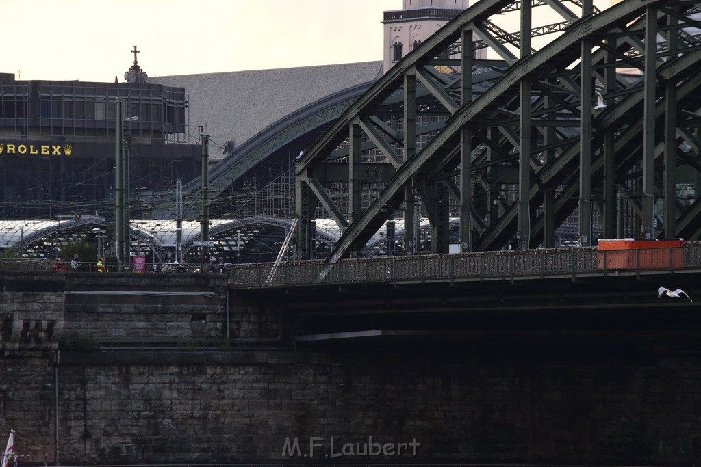 PSpringt kein Suizid Brueckenspringer Koeln Hohenzollernbruecke P238.JPG - Miklos Laubert